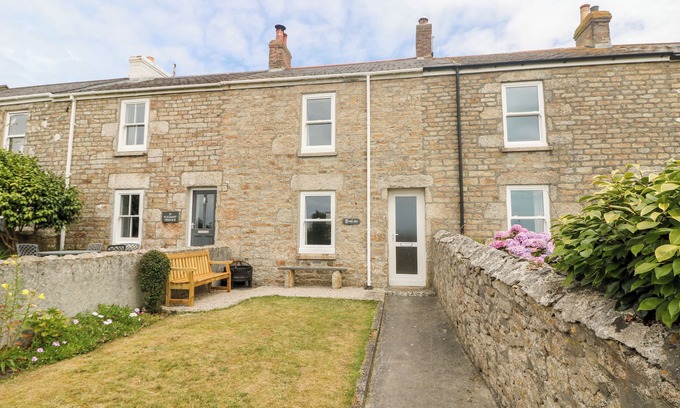 St Just Cottage | Family-Friendly Haven with Cozy Open Fire in St Just