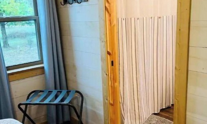 Granbury Cabin | Bosque Breeze: Guest Rated 10/10 with Family-Friendly Amenities