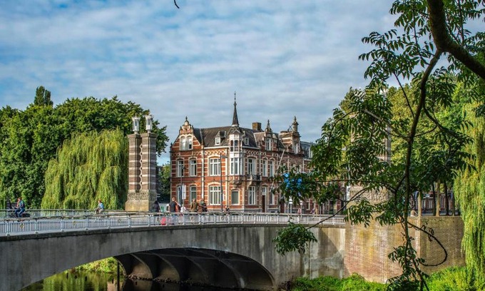 's-Hertogenbosch Hotel | Exceptional Stay at Bossche Suites with Breakfast and Dining