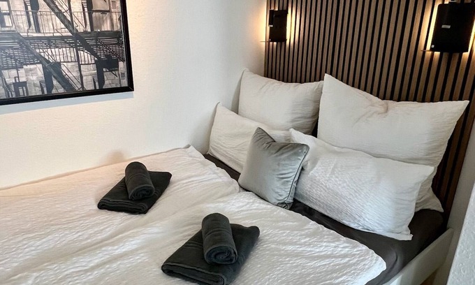 Sudstadt Sudlicher Teil Apartment | Modern Südstadt Apartment - Family & Pet-Friendly Retreat