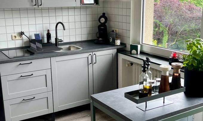 Mittelmeiderich Apartment | Modern Studio in Duisburg: Pet & Child Friendly Retreat