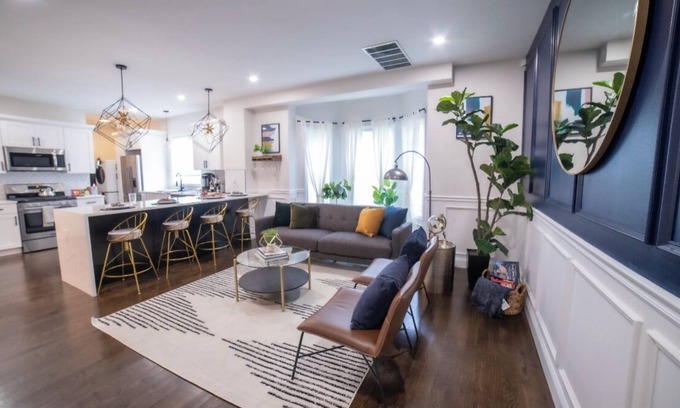 Everett Apartment | Elegant Boston Home: Free Parking & 9.8/10 Guest Rated