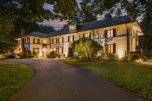 Needham House | Experience Boston Mansion: Pool, Fire Pit & Tennis Awaits