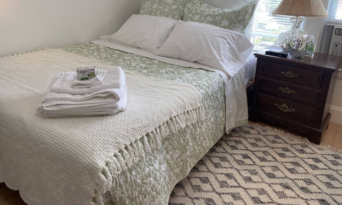 West Roxbury Apartment | BOSTON-PRIVATE SUITE, CLEAN, QUIET, WALK TO TRAIN & BUSES IN BOSTON