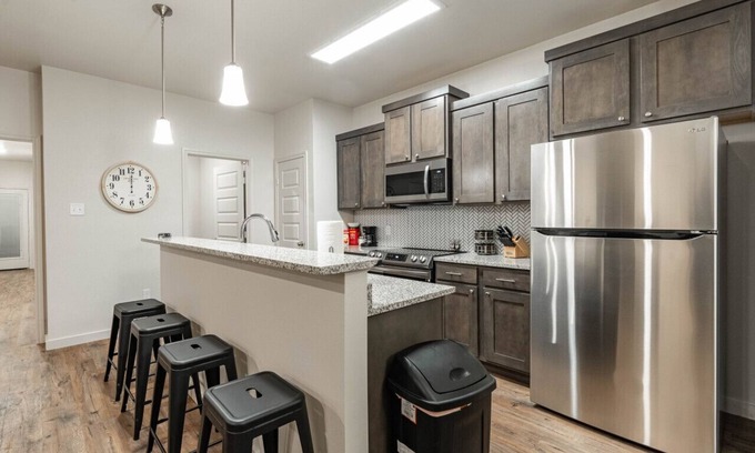 Lubbock House | Modern 3BR Boston Ridge with Kitchen & Breakfast Options