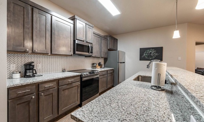 Lubbock House | Modern Boston Ridge B - Family-Friendly Stay with Breakfast