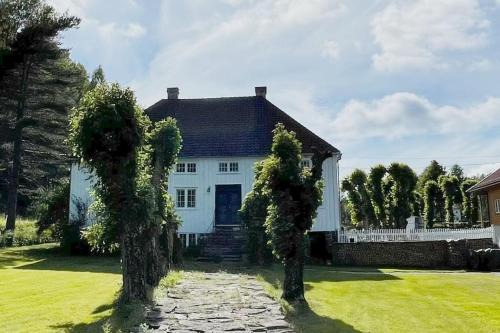 Risor Apartment | Experience Bosvik Gård: Oceanfront Retreat with Historic Charm