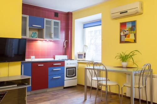 Dzerzhyns'kyi District Apartment | Explore the Botanical Garden Area: Pet & Child Friendly Stay