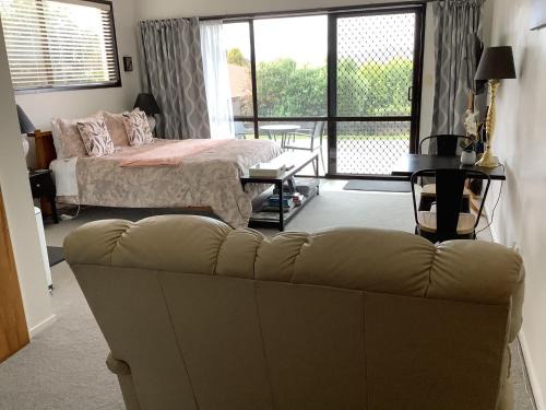 Tauranga South Bed & Breakfast | Botanical Haven BnB: 4-Star Stay with Kitchen & Breakfast