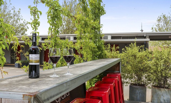 Hamilton Hotel | Botanical Motel: Family-Friendly Stay with Great Amenities