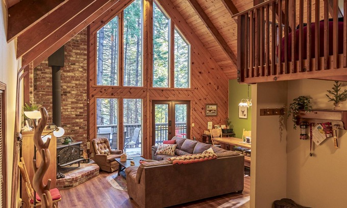 Dorrington Ski Chalet | Unforgettable Evergreen Dorrington Retreat with Pool Access