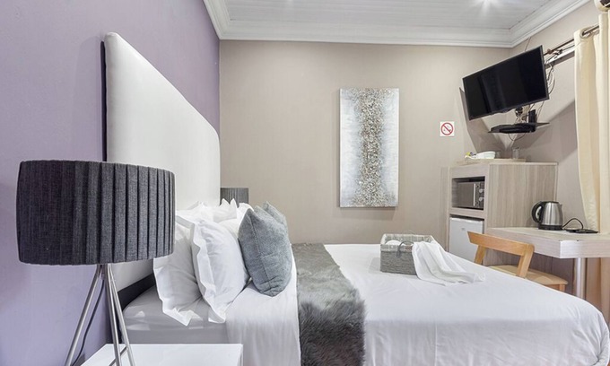 Vereeniging House | Experience Comfort at Botle Ba Afrika Lodge with Pool & Spa