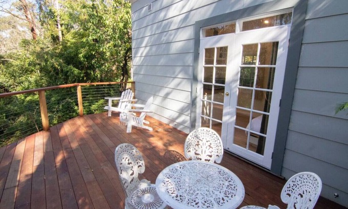 Leura Cabin | Cozy Bottlebrush Cabin: Private Retreat with Breakfast