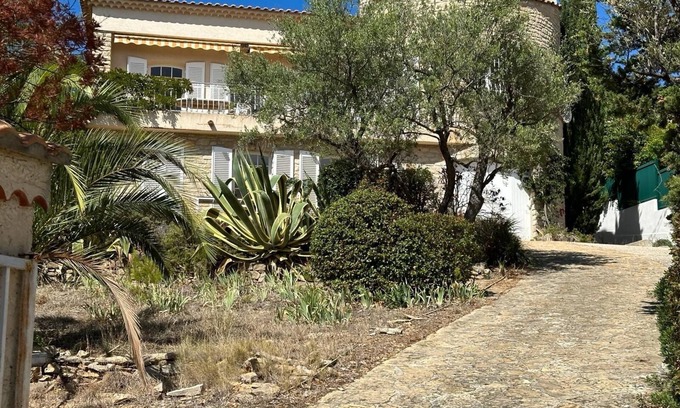 Bandol Apartment | Seaside T3 with Private Garden and Perfect Guest Rating
