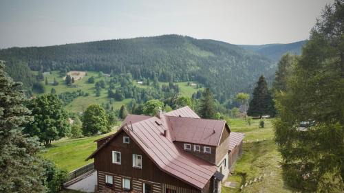 Pec pod Snezkou Ski Chalet | Family-Friendly Bouda u Vleku with Kitchen & Perfect Ratings