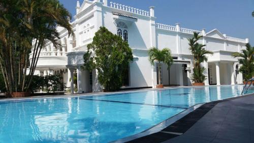Kaluwamodara Hotel | Discover Bougain Villa: Oceanfront Bliss with Pool Access