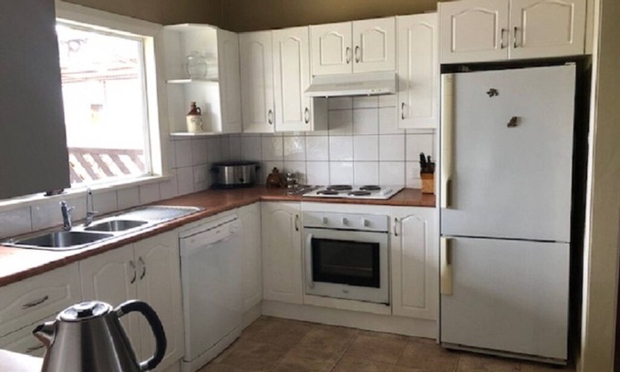 Broken Hill House | Cozy Boughtman Cottage: Breakfast and Kitchen Await You