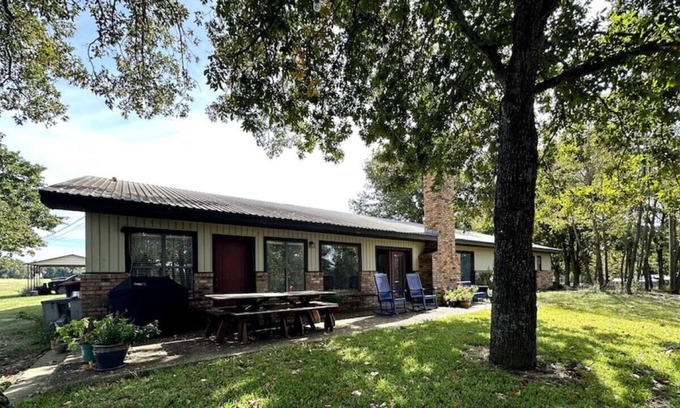 Athens House | Bouj-Ranch Hse near lake w 20ac