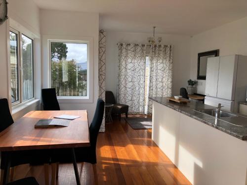 Lower Hutt Villa | Discover Boulcott Beauty: A Cozy 3BR Retreat for Families