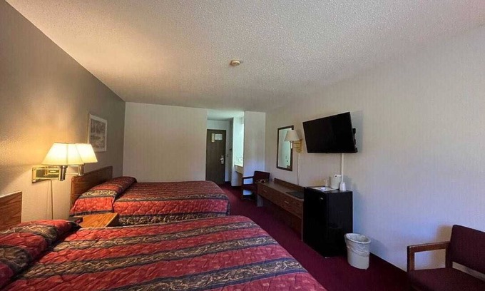 Boulder Junction House | Relax at Boulder Bear Motor Lodge with Complimentary Breakfast