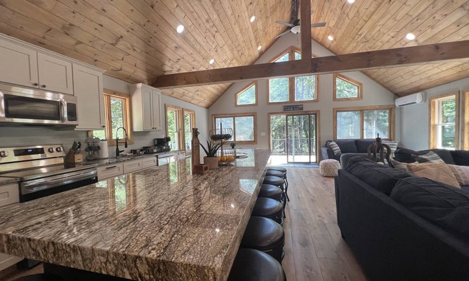 Lake Harmony Estates House | Oceanfront Boulder Field Manor with Hot Tub & Beach Access