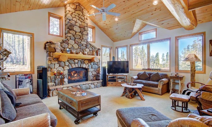 Boulder Ridge House | Peak 8 Retreat: Guest Rated 10/10 with Hot Tub & Breakfast