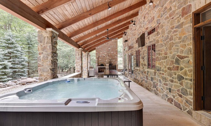 Lake Harmony Villa | Experience Boulder Lodge Waterpark & Ski Resort Getaway