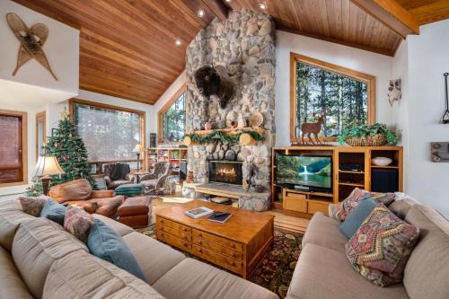 Boulder Ridge House | Family-Friendly Boulder Ridge Lodge with Hot Tub, Sleeps 22
