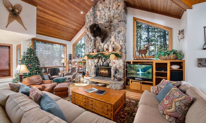 Boulder Ridge House | Outstanding Boulder Ridge Lodge: Ski-In Home for 16 Guests