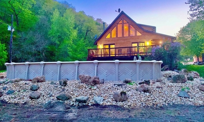 Lansing Cabin | Relaxing Boulder Run Log Cabin with Hot Tub and Pool