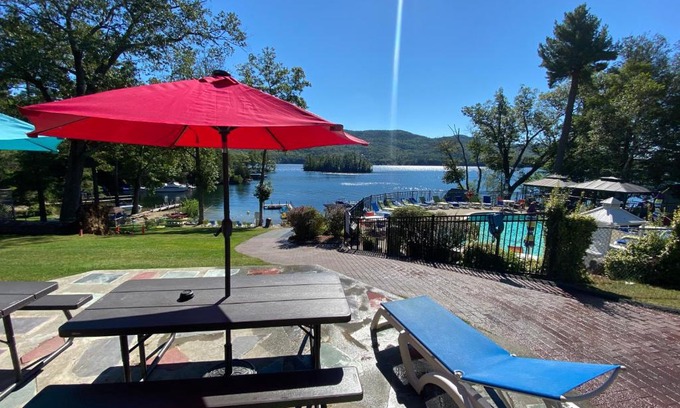 Lake George Resort | Relax at Boulders Resort with Oceanfront Views & Hot Tub