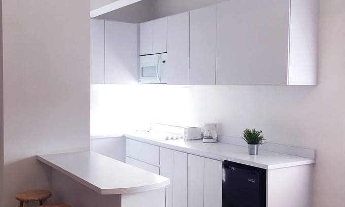 Carcel Apartment | Inviting Boulevard 106: Family-Friendly with Spa & Breakfast