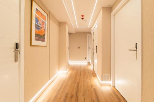 Old Town House | Explore Pensión Balerdi: High-Rated Stay with Dining Options
