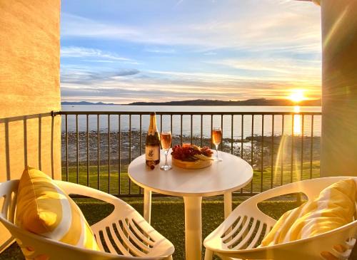 Waipahihi Hotel | Idyllic Boulevard Waters: Oceanfront Retreat with Pool & Spa