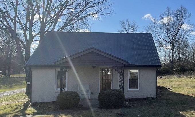 Frankfort House | Discover Bourbon and Horse Racing: Family & Pet Friendly Stay