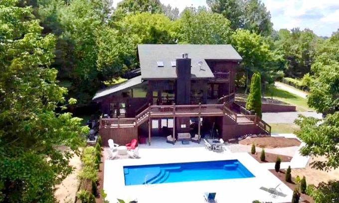 Buechel House | Discover Bourbon Country Lodge: Pool, Spa & Hot Tub Retreat