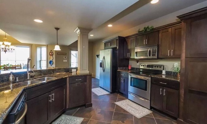 Lexington House | Family-Friendly Bourbon Country's Clubhouse with Year-Round Pool
