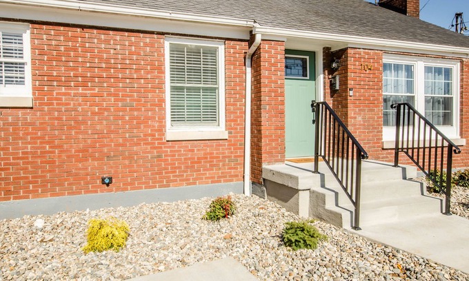Bardstown House | Unforgettable Stay at Bourbon Royale - Pet Friendly & Central