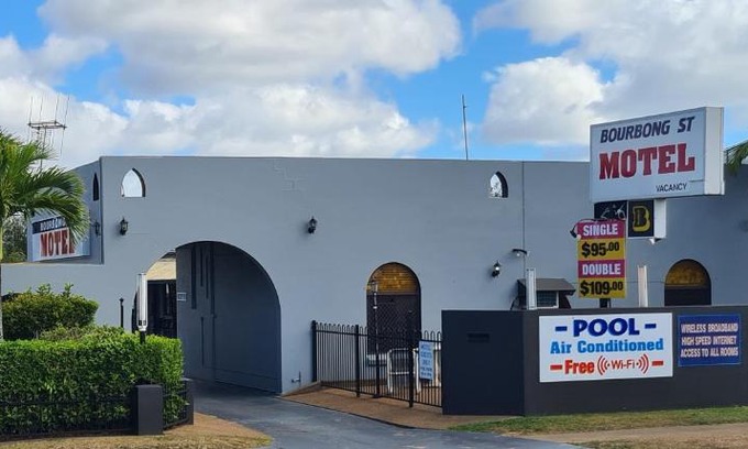 Bundaberg West Hotel | Family-Friendly Bourbong St Motel with Pool Access