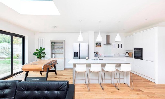 Bournemouth House | Spacious 4 Bedroom Bungalow with Garden & Ocean Views