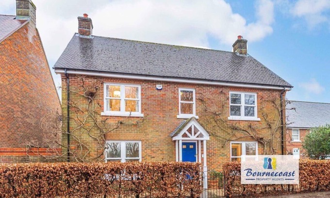 Bournemouth House | Charming Family Home by the River with Garden & Pool