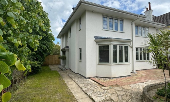 Bournemouth House | Modern Six-Bedroom House Near Sandy Beaches & Top Amenities