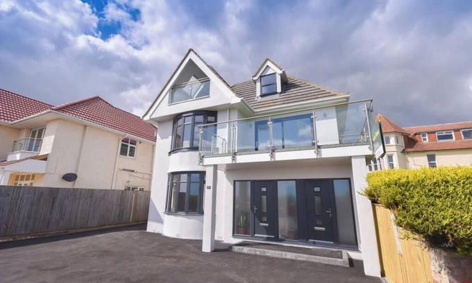 Boscombe Apartment | Clifftop Apartment with Garden Steps from the Beach