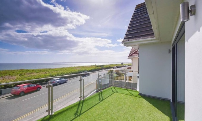 Boscombe Apartment | Modern Clifftop Apartment with Panoramic Sea Views