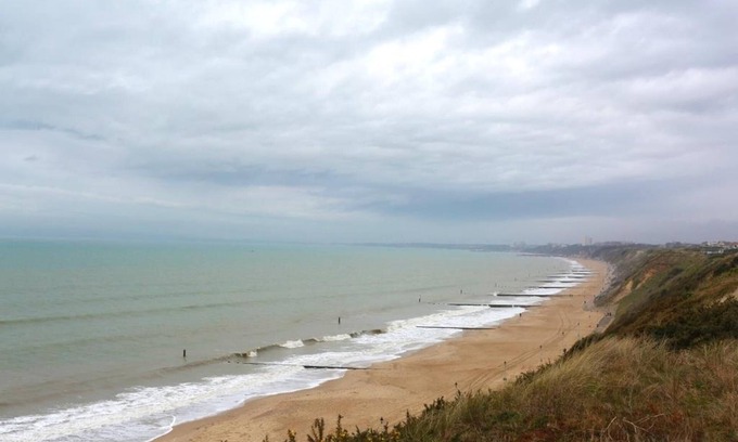 Southbourne Apartment | Modern Holiday Flat with Breathtaking Sea Views and Pool