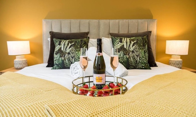 Boscombe Apartment | Guest Rated: Modern Coastal Retreat with Ocean View Balcony