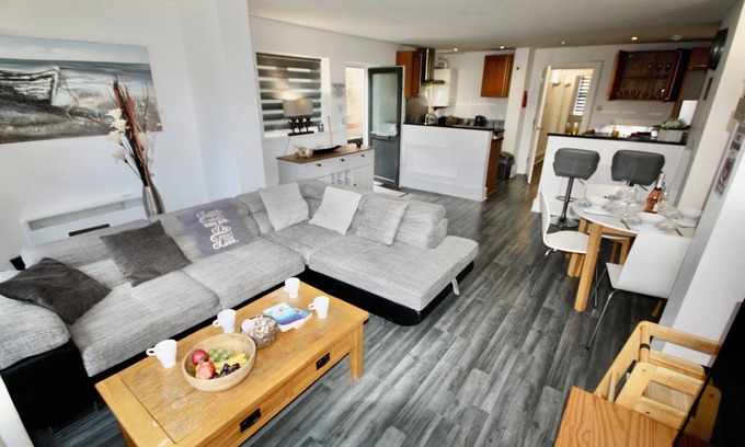 Bournemouth Apartment | Relaxing Bournemouth Retreat with Hot Tub & Sauna Amenities