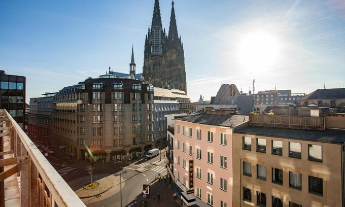Altstadt-Nord Hotel | Pet-Friendly Boutique 003 Köln am DOM with Hot Tub Access