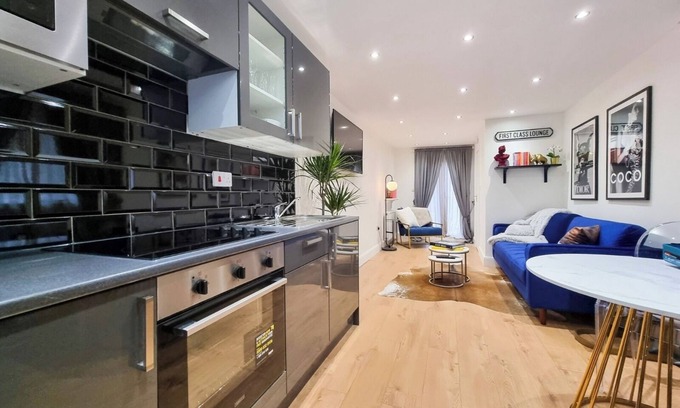 Peckham Rye Apartment | Modern 2-Bedroom Flat in Dulwich with Pool and Parking