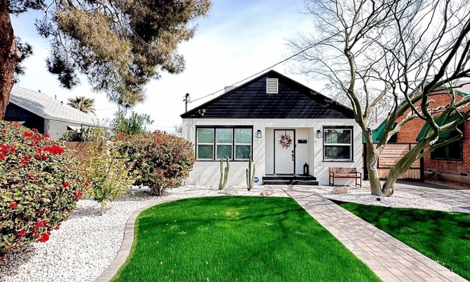 West Second Street Historic District House | Guest Rated 10/10 Modern DT Historic Getaway with Pool